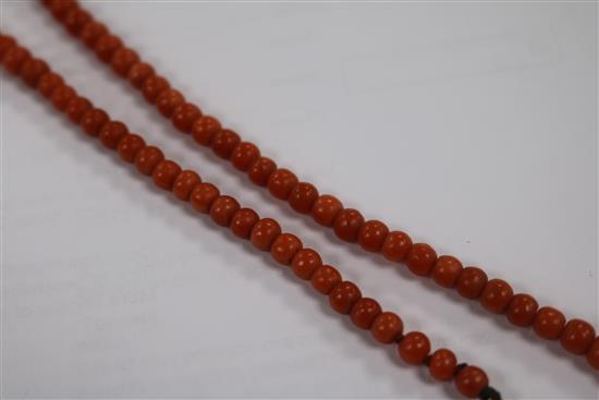 A single strand graduated coral bead necklace, 48cm.